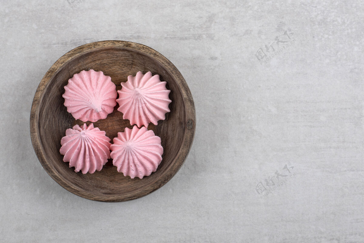 烘焙粉红色的蛋白酥皮放在木板上 放在大理石桌上糕点蛋白酥皮卡路里