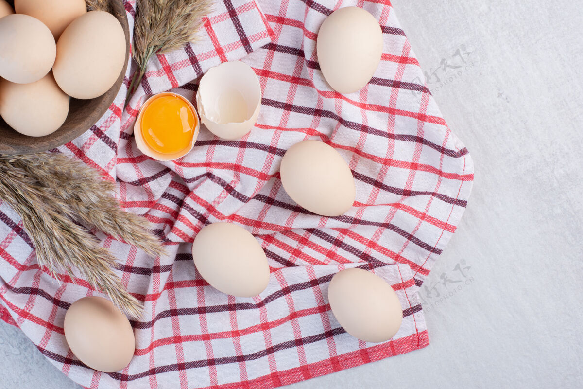配料鸡蛋和羽毛草在大理石桌上毛巾上的碗里和旁边营养早餐农产品