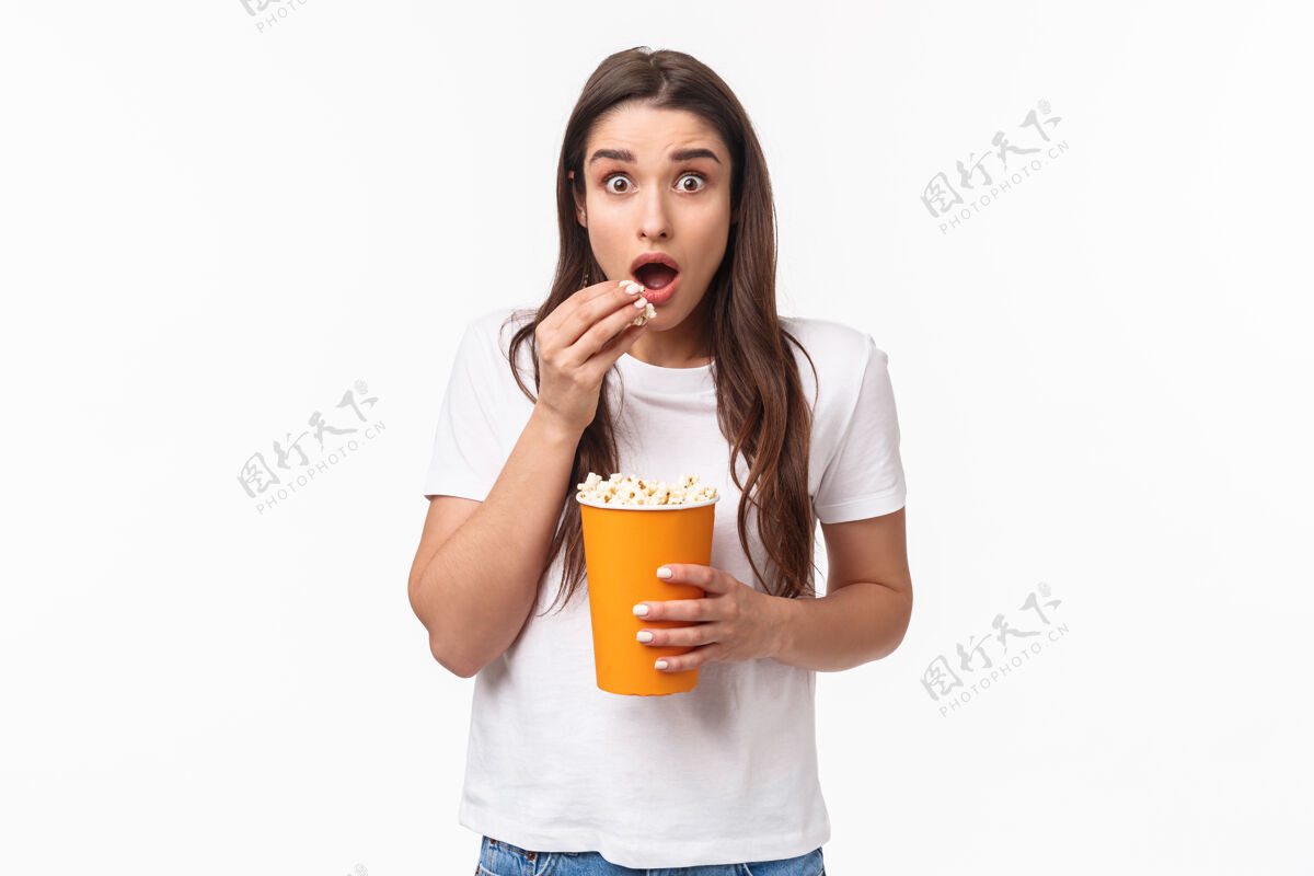 欢乐一个正在吃爆米花的年轻女人青春折扣3d