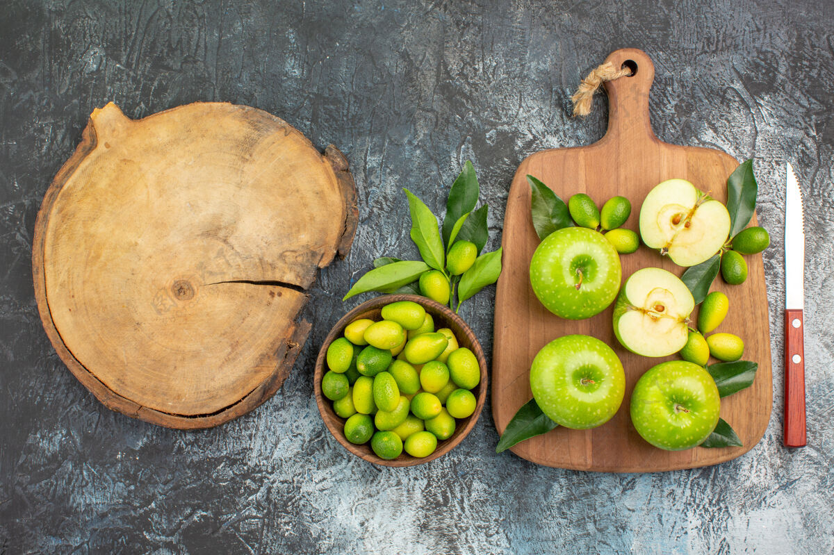 水果顶部特写查看苹果与叶刀一碗柑橘类水果的砧板苹果健康农产品