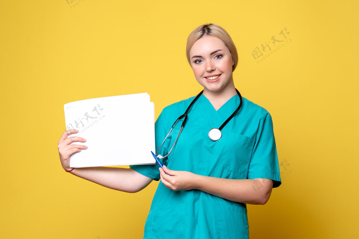 专业前视图女医生拿着不同的文件 病毒大流行的健康医生covid-19护士医院女性制服