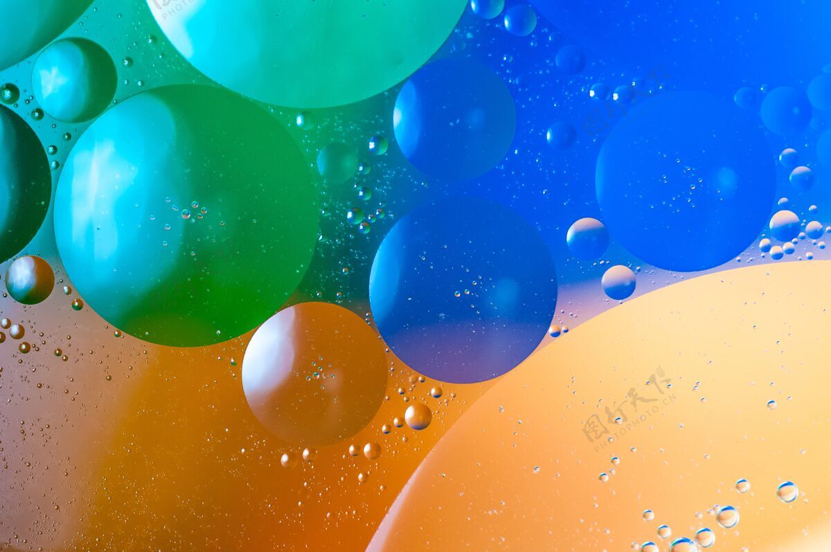 水特写镜头的抽象与五颜六色的泡沫明亮反射光