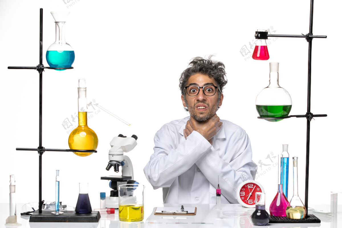 套装正面图身穿医学服的男科学家 正沉浸在白色背景的化学冠状病毒实验室的健康中正面实验室实验室