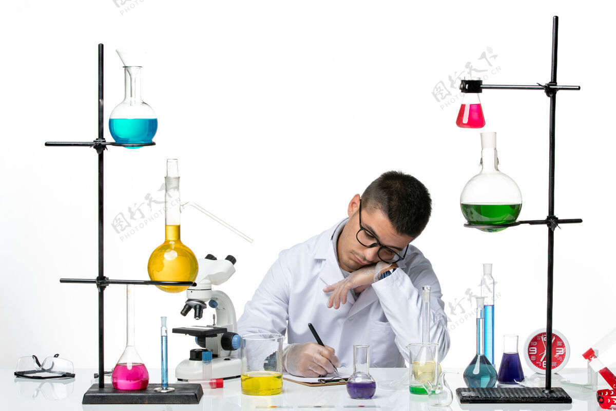 西装正面图身着医学套装的男性化学家坐在浅白背景上写着什么病毒冠状病毒飞溅疾病科学喷溅医学实验室