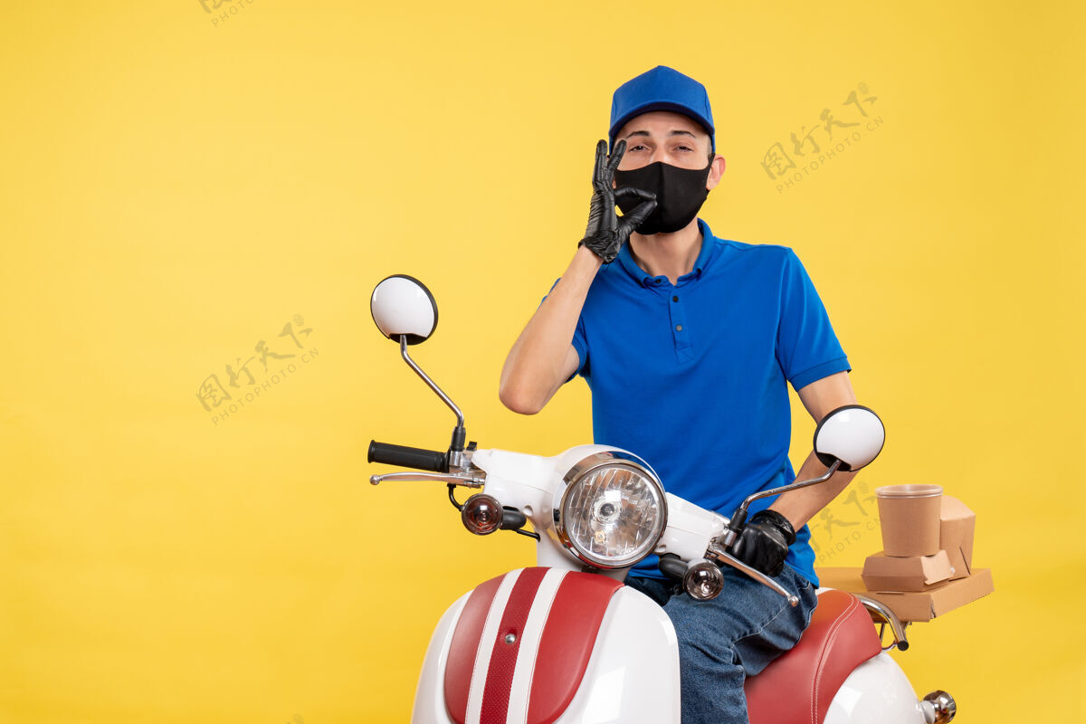 黄色正面图戴着黄色工作服面罩骑自行车的男快递员-制服递送高尔夫球手送货摩托车