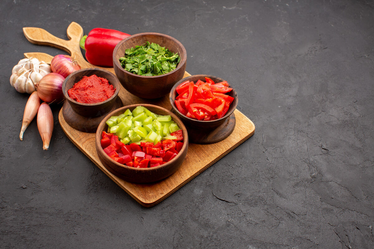 食物前视图不同的蔬菜搭配绿色的灰色背景沙拉餐健康成熟辛辣水果新鲜胡椒