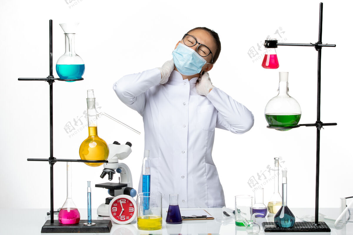 实验室正面图白色背景上戴着颈痛面具的身着医疗服的女化学家病毒化学实验室covid-splash医疗诊所化学