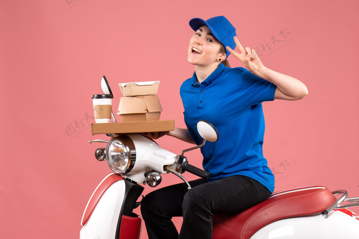 箱子正面图女快递员带着食品包和盒子上了粉红色的工彩送菜自行车制服服务女快递车辆摩托车