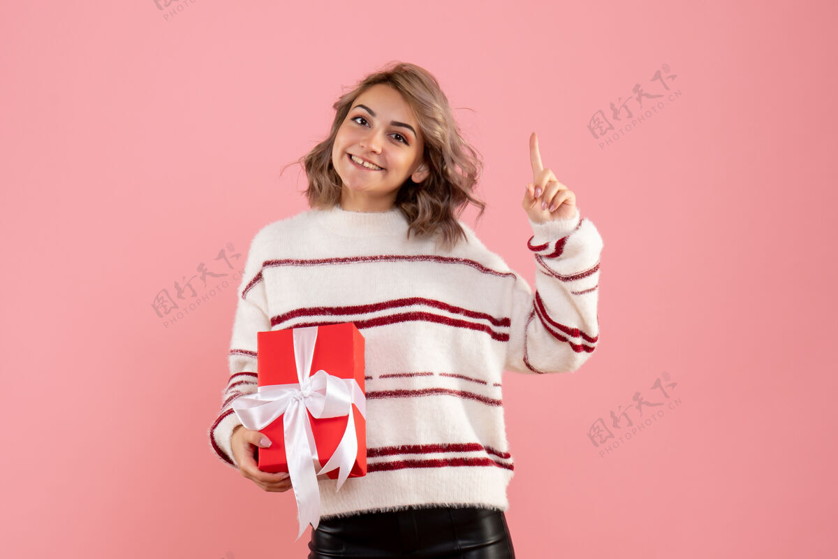 圣诞节前视图年轻女性与圣诞节礼物头发时尚情感