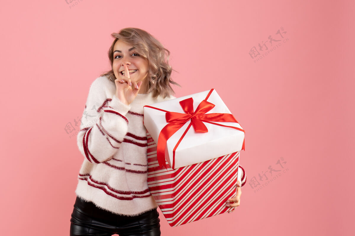 情感前视图年轻女性与圣诞节礼物人礼物粉色