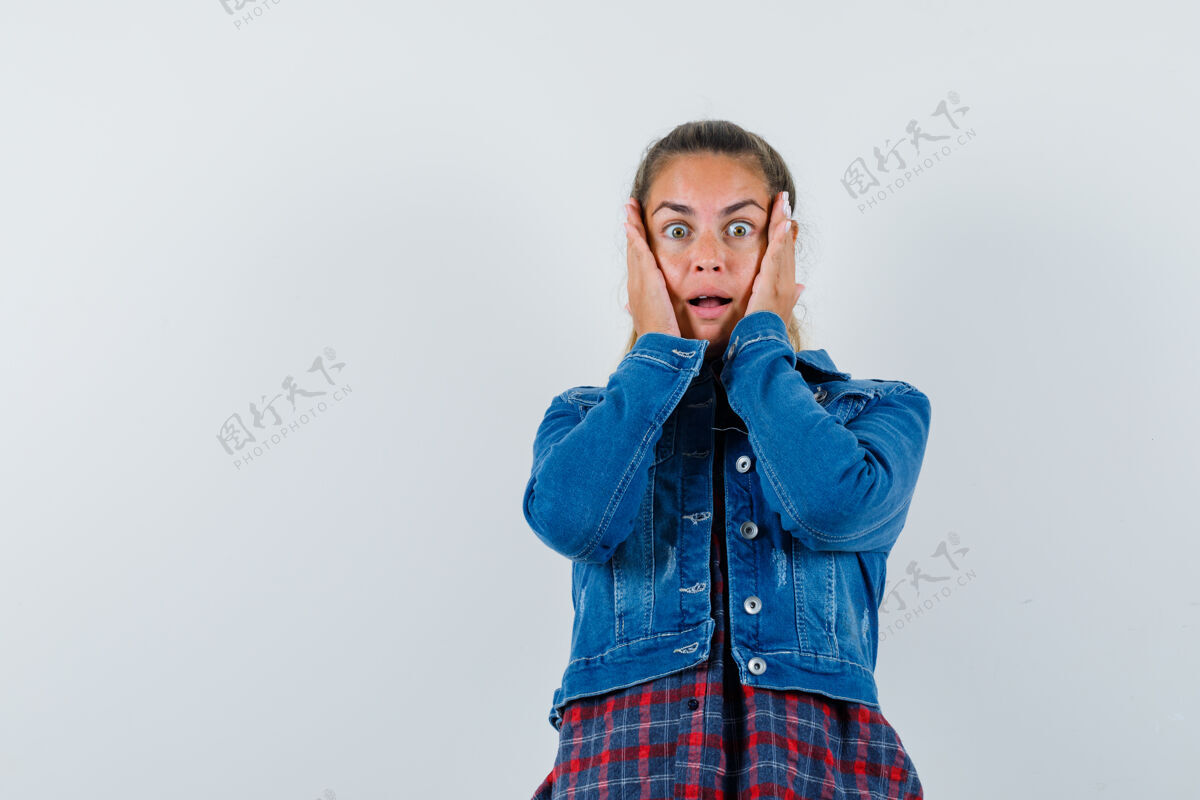 一个年轻女士手拉着衬衫 夹克衫的脸颊 神情焦急前视图手持女士休闲