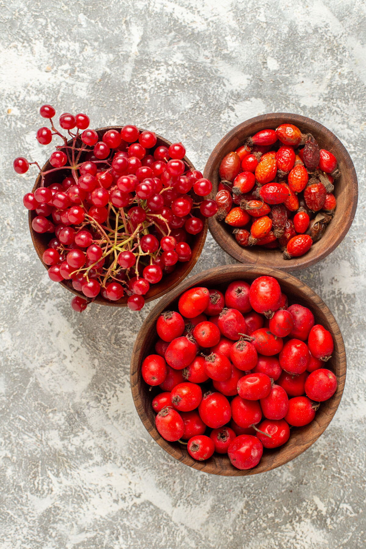 红色浆果顶视图红色浆果醇香水果浅白色背景浅白色甜点木本植物