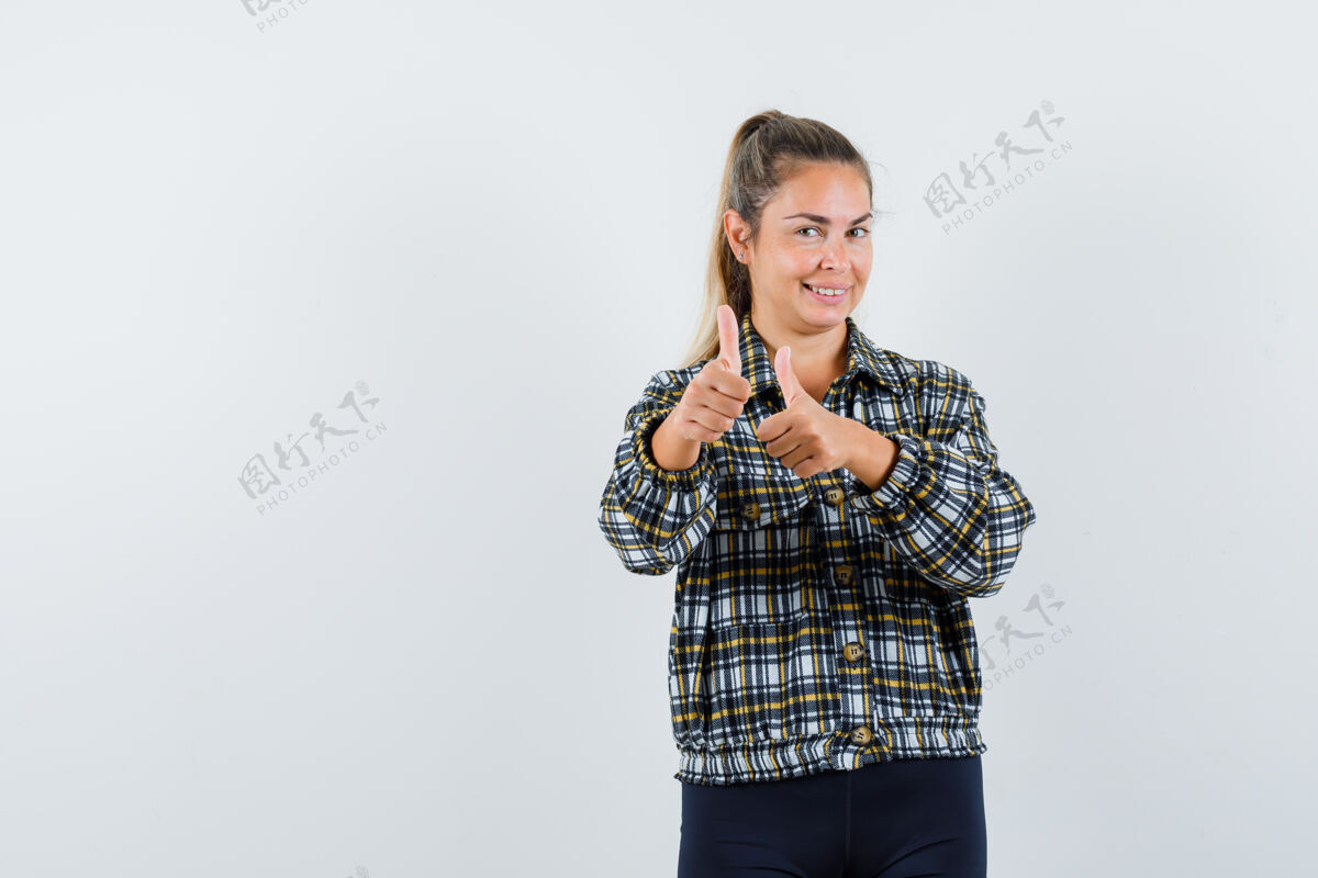 黑发年轻女性在衬衫 短裤上竖起大拇指 看起来很自信正面图肖像年轻脸