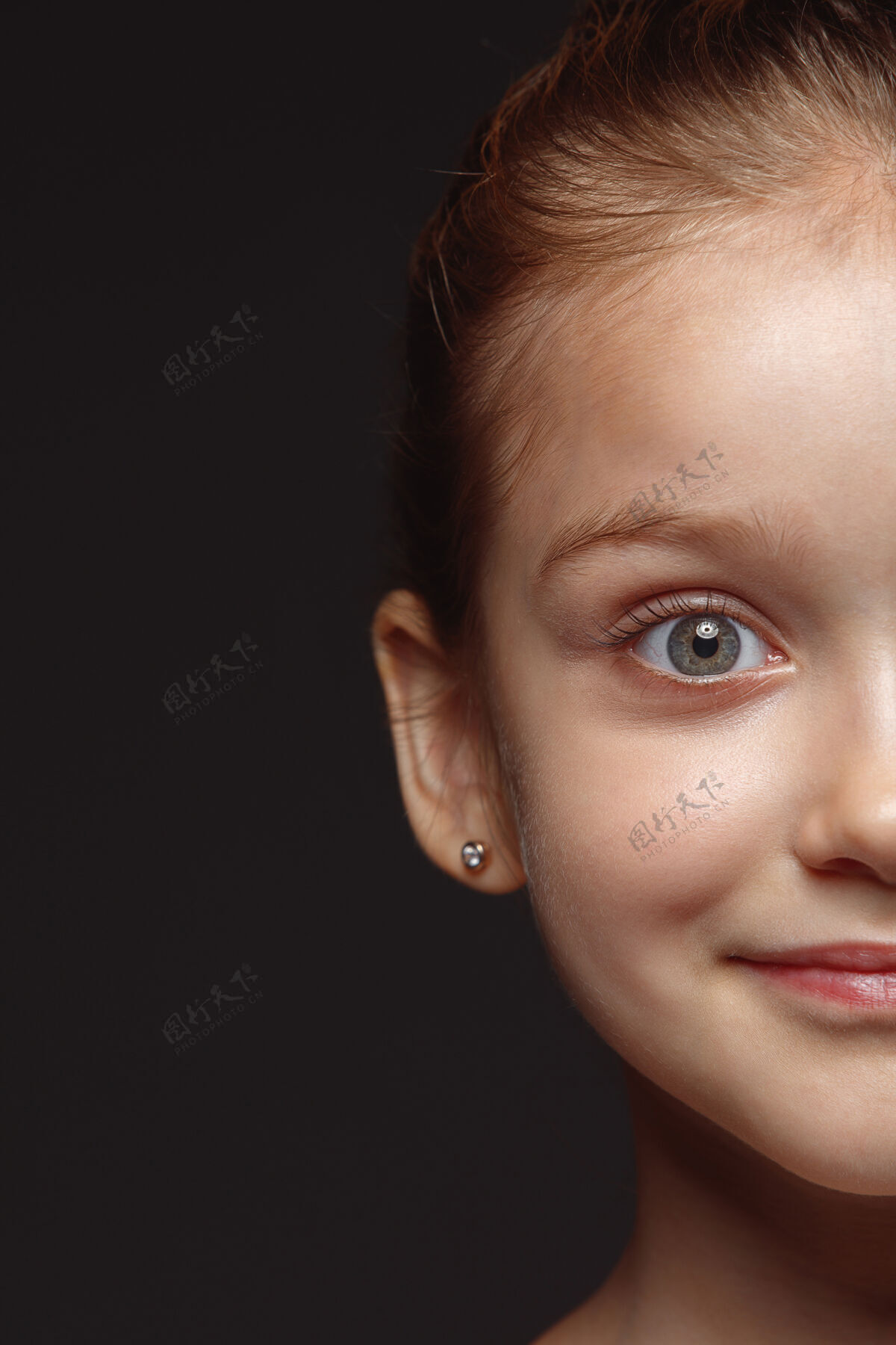 民族小而感性的白人女孩的特写肖像女性模特的高细节照片 保持良好的皮肤和明亮的面部表情人类情感的概念冷静的微笑头脸年轻