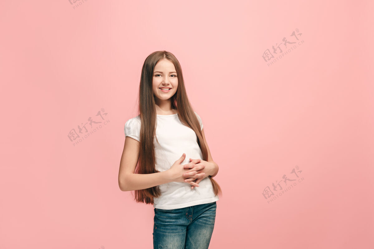 田纳西快乐的少女站在时尚的粉色工作室背景下 微笑着童年快乐成功