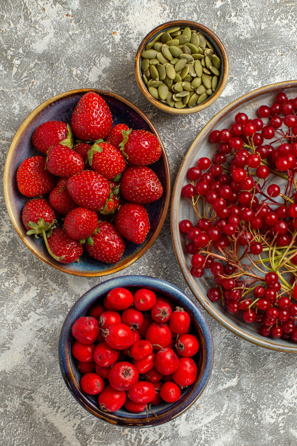 草莓顶视图新鲜的红色小红莓和其他浆果在浅白色背景上食物浆果甜点