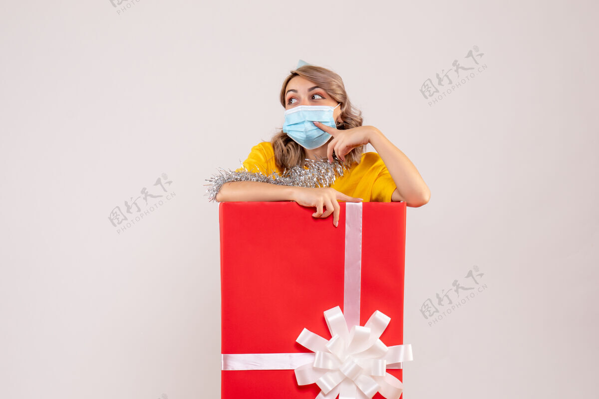 可爱正面图：戴着面具的红色礼品盒里的年轻女性礼物桌子盒子