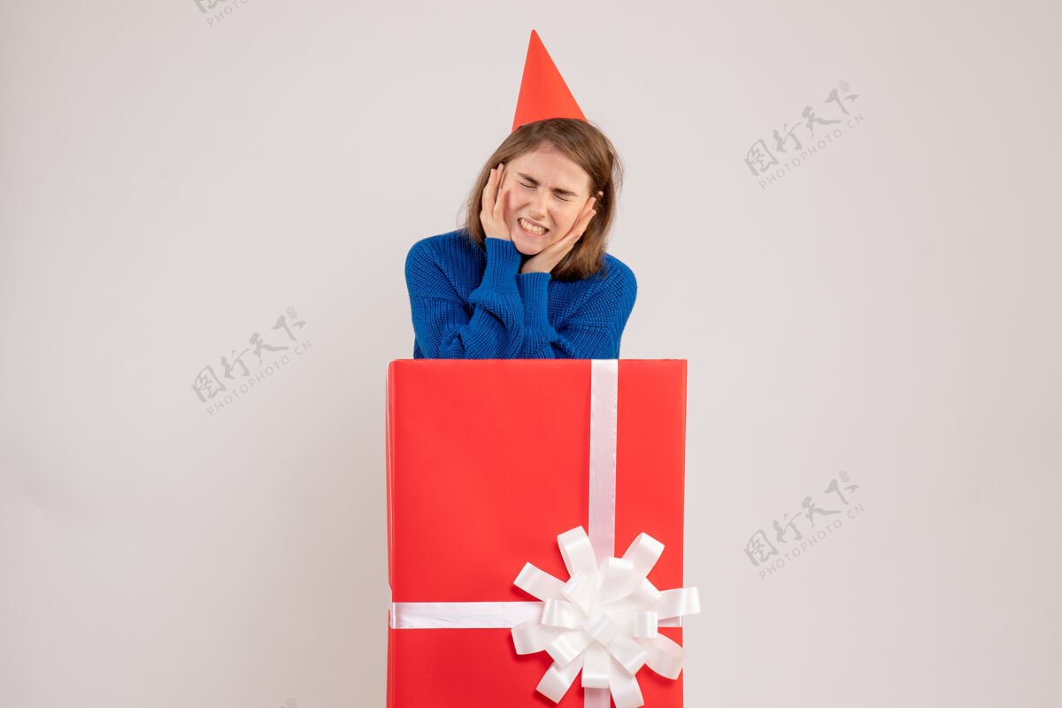 盒子正面图红色礼品盒内的年轻女性颜色惊喜纸