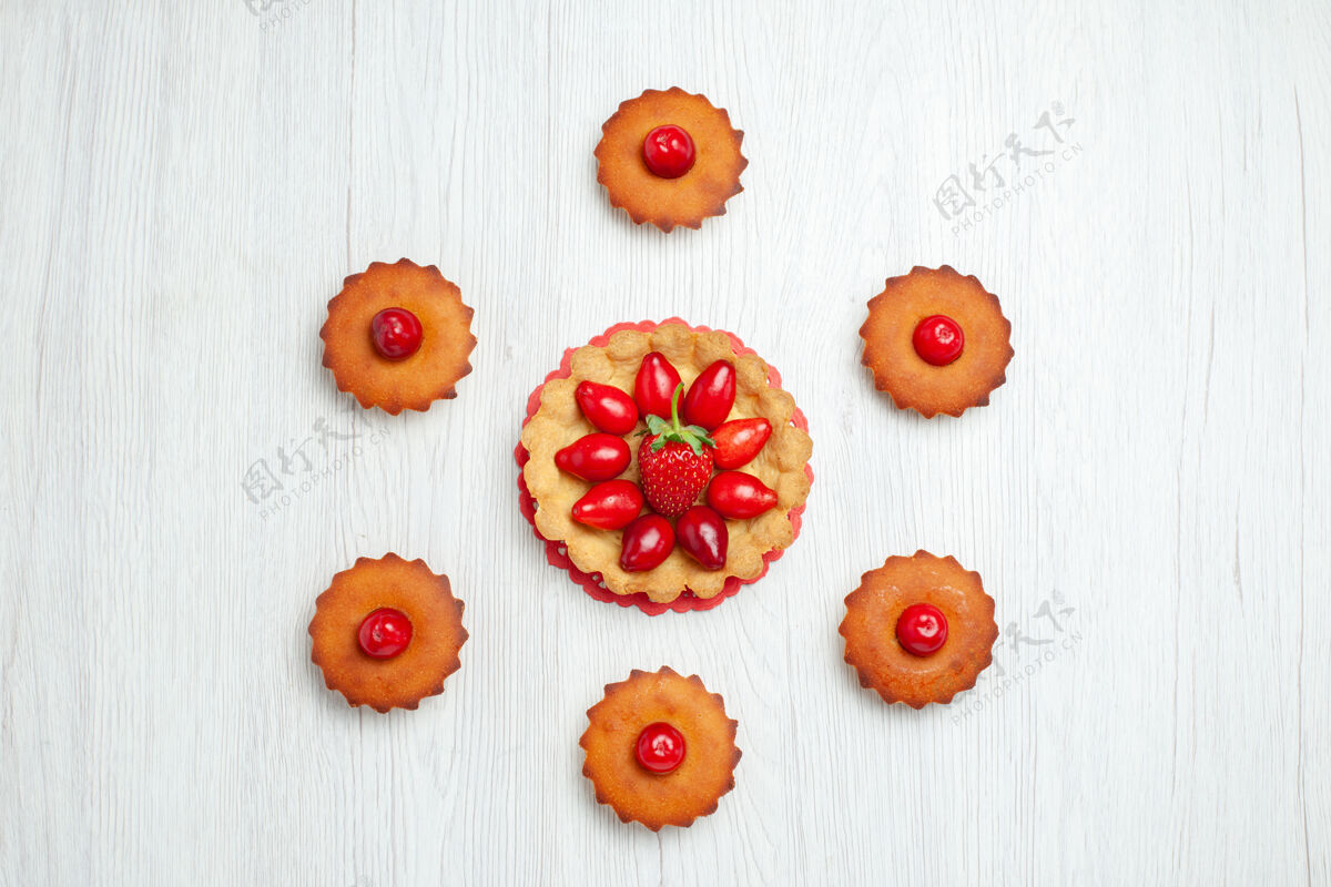 水果白色桌面上有美味的水果蛋糕花饼干甜点