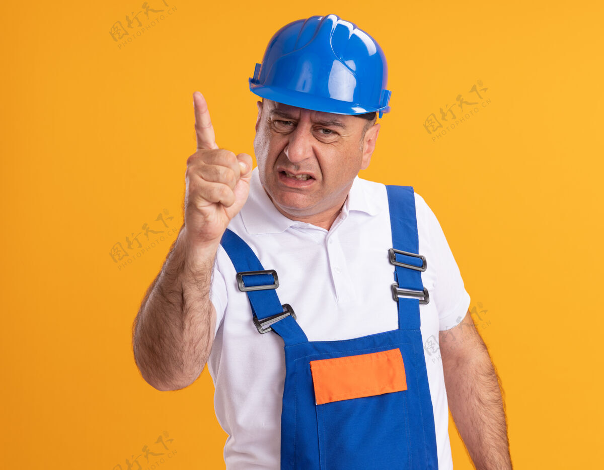 成人一个穿着制服的白人成年建筑工人站在橘子上人制服点