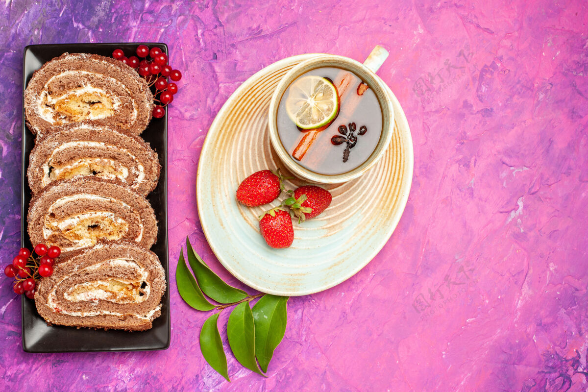 餐顶视图美味饼干卷与一杯茶在粉红色的背景菜肴杯子花