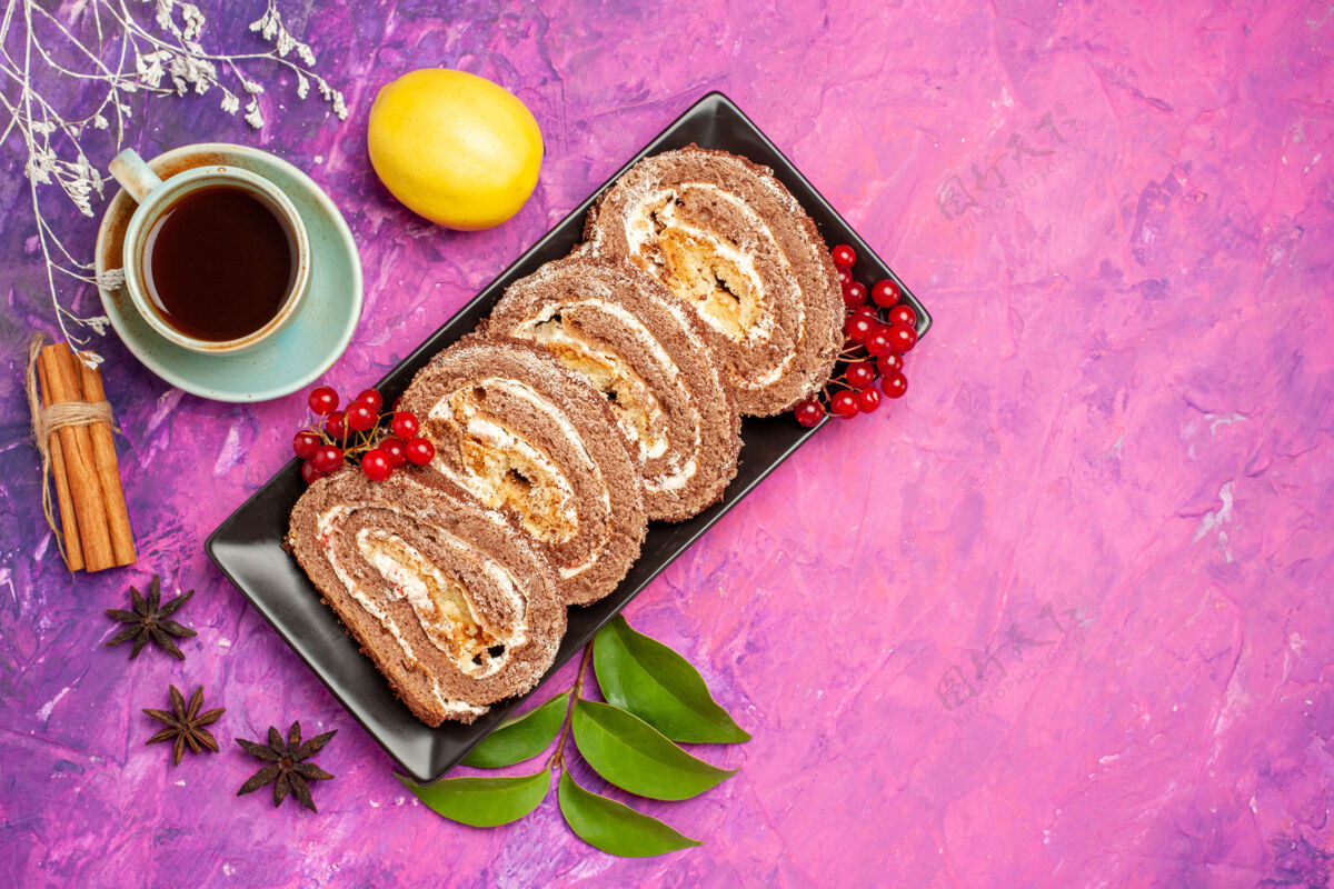 背景顶视图美味饼干卷与一杯茶在粉红色的背景午餐派蛋糕
