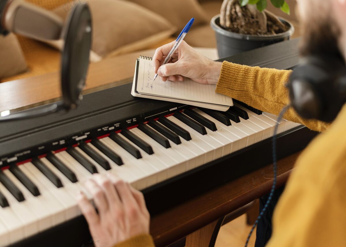 实践有创意的人在家里练习一首歌音乐家音乐制作爱好