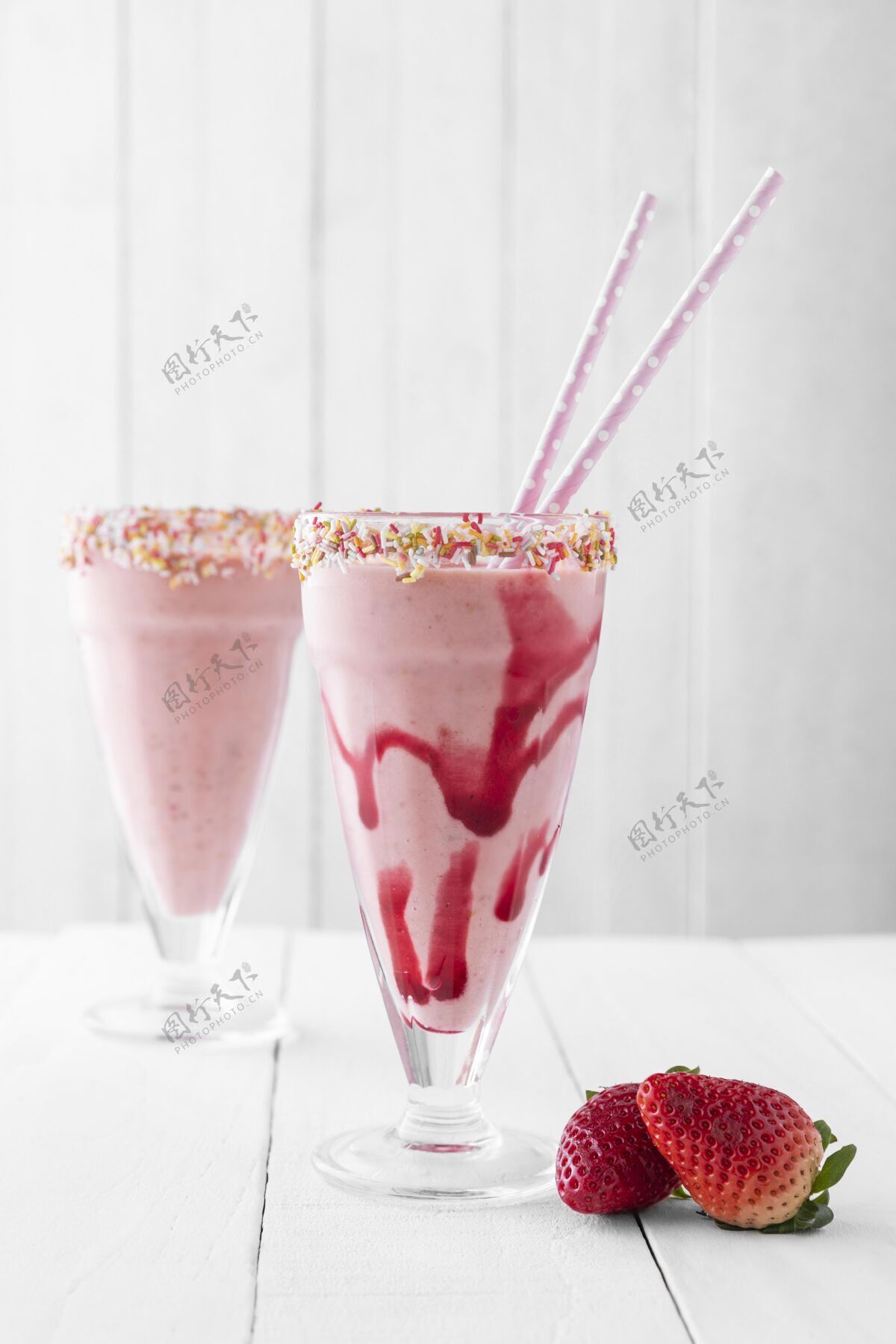 草莓桌上有草莓奶昔草莓奶昔玻璃杯水果