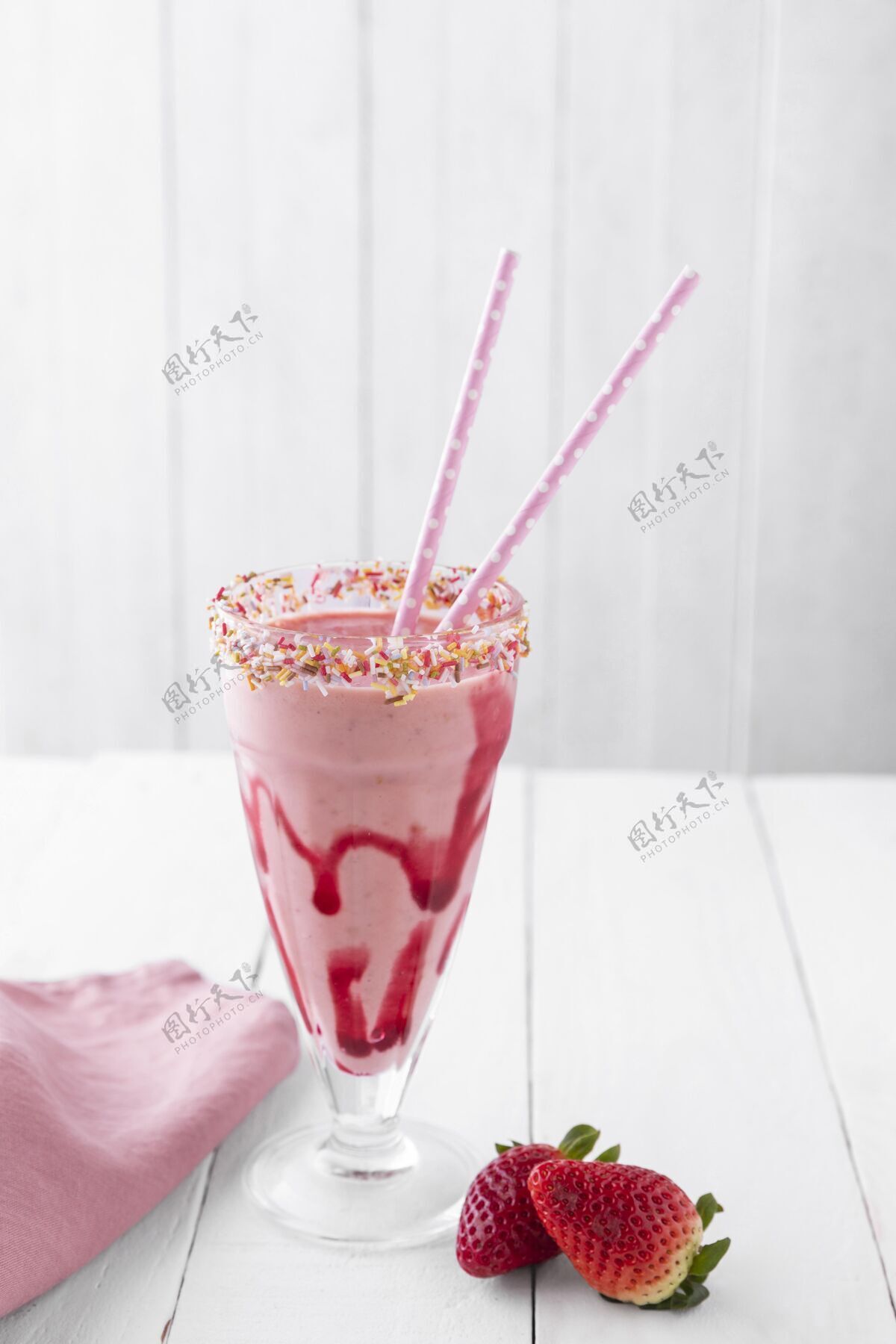 水果桌上有草莓奶昔新鲜饮料美味饮料草莓