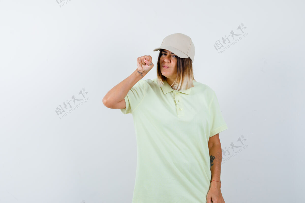 皮肤护理穿着t恤的年轻女性 戴着高帽紧挨着脸 表情严肃 前视肖像健康严重