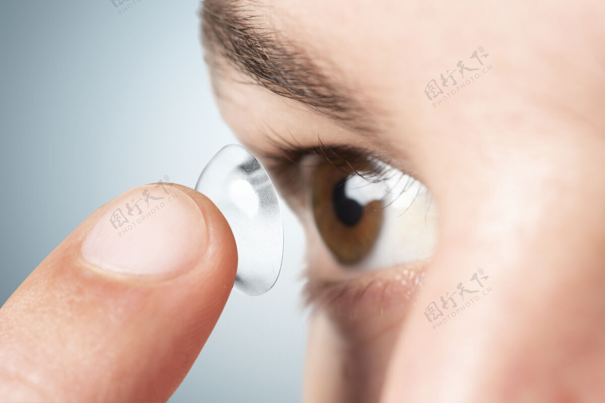 识别戴隐形眼镜的人接触虚拟眼睛