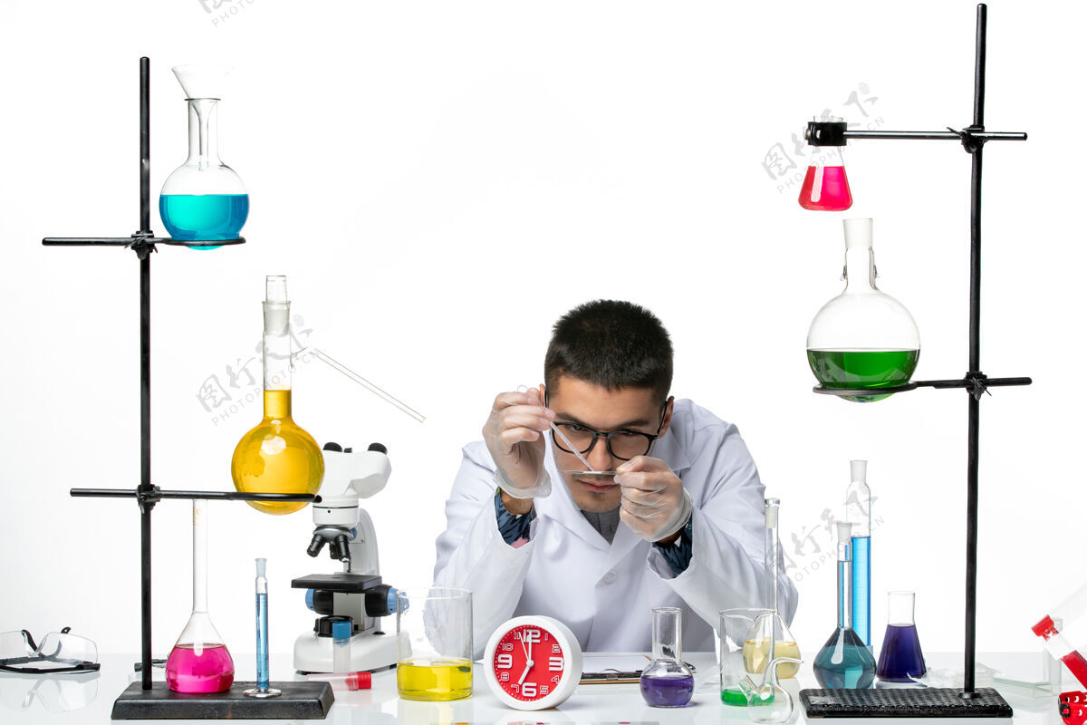 医学前视图穿着白色医疗服的男性化学家在白色背景上工作病毒科学病毒-大流行实验室医学实验室工作