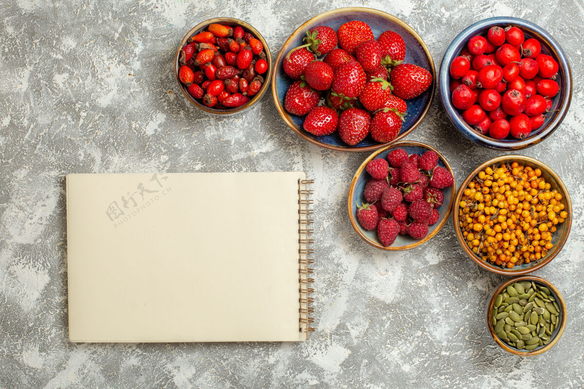 草莓顶视图新鲜草莓与红色浆果淡白色背景浆果新鲜健康水果新鲜草莓