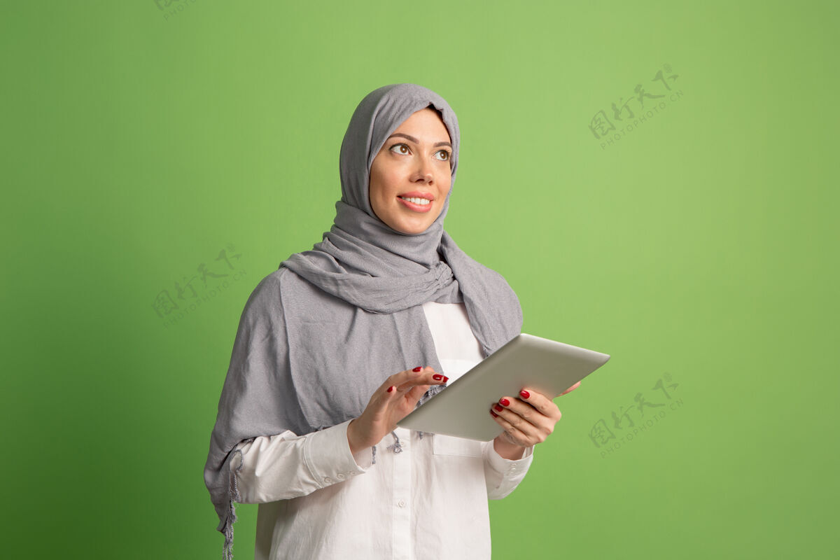微笑戴着头巾的快乐阿拉伯女人微笑女孩的肖像 在工作室背景中摆姿势肖像表情成人
