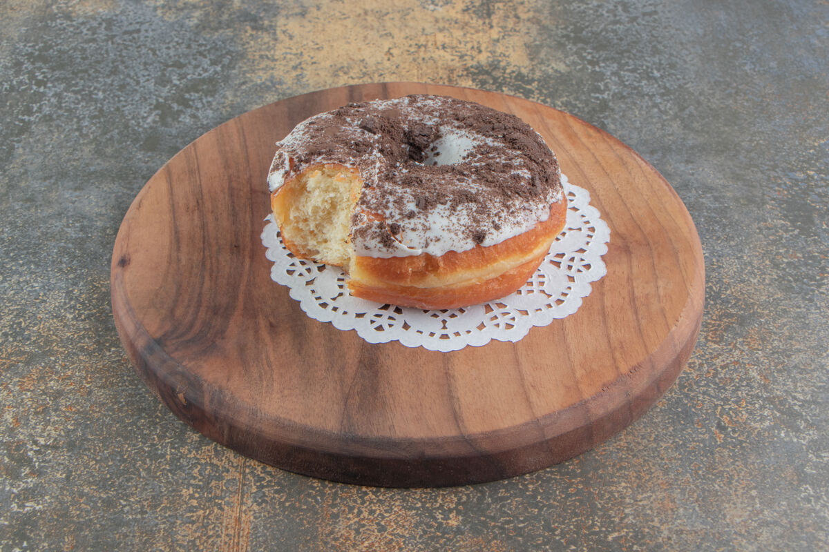 糕点在木板上咬的甜甜圈烘焙美味釉面