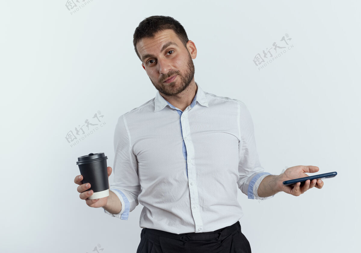 商务男士自信的帅哥把咖啡杯和电话隔在白墙上自信优雅年轻