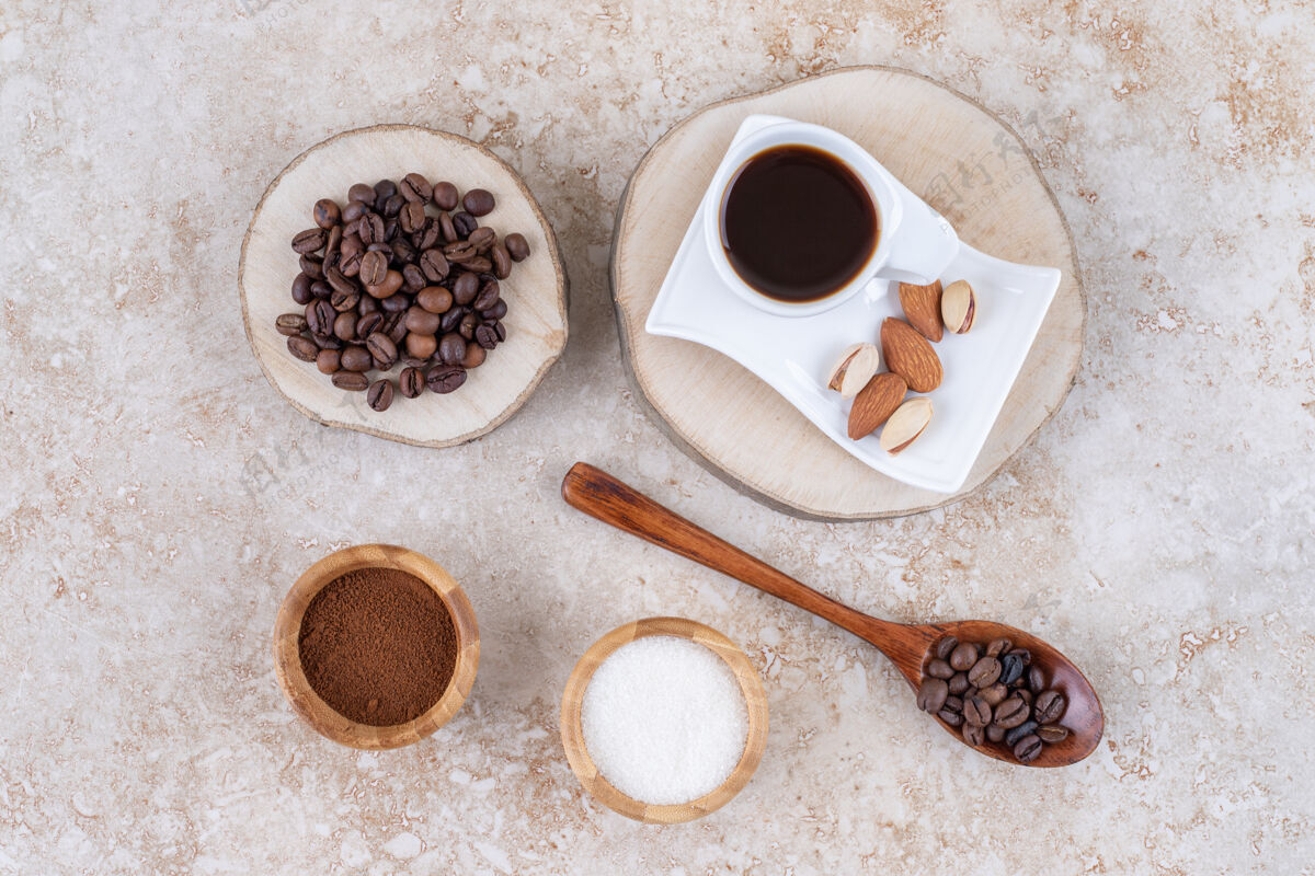 咖啡咖啡 糖和坚果的搭配勺子杯子豆