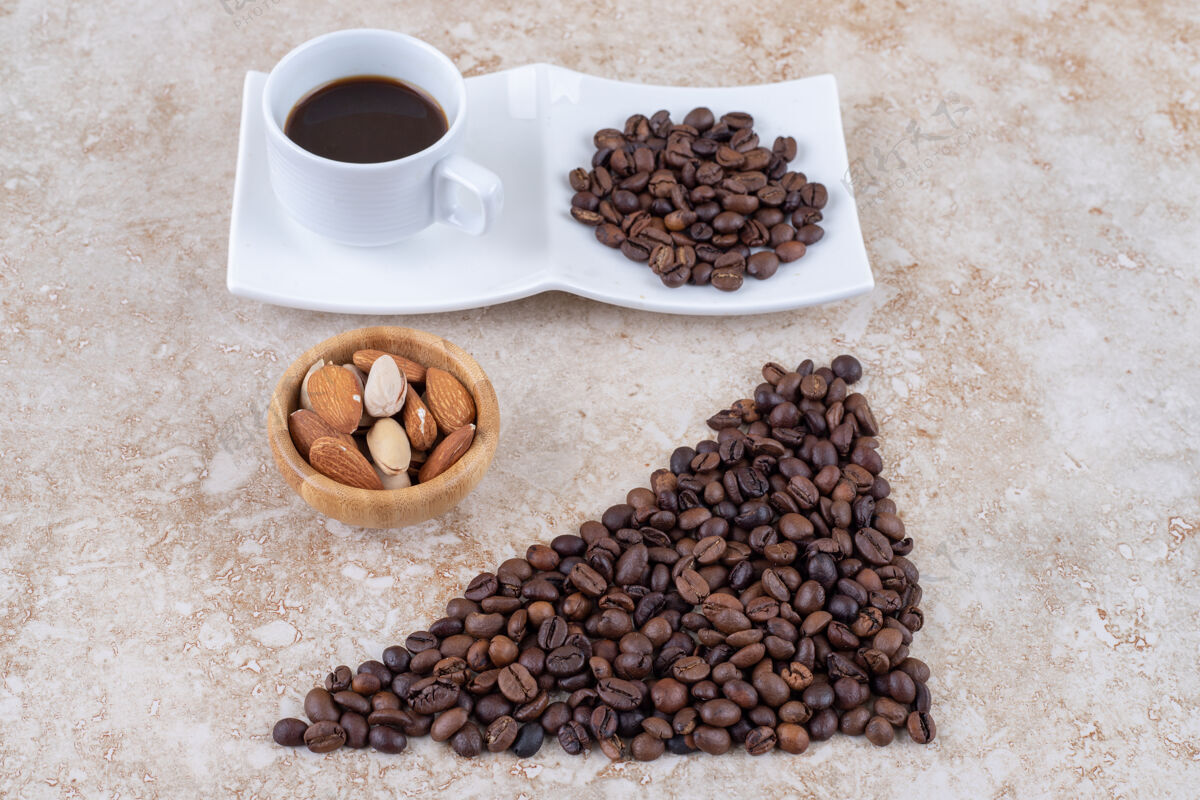 咖啡因咖啡豆 各种坚果和一杯咖啡盘子各色咖啡
