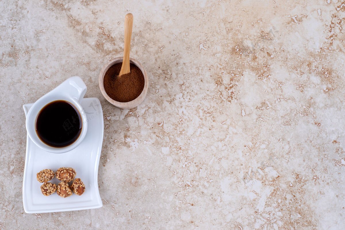 花生一小碗磨碎的咖啡粉 一杯咖啡和上釉的花生研磨美味芳香