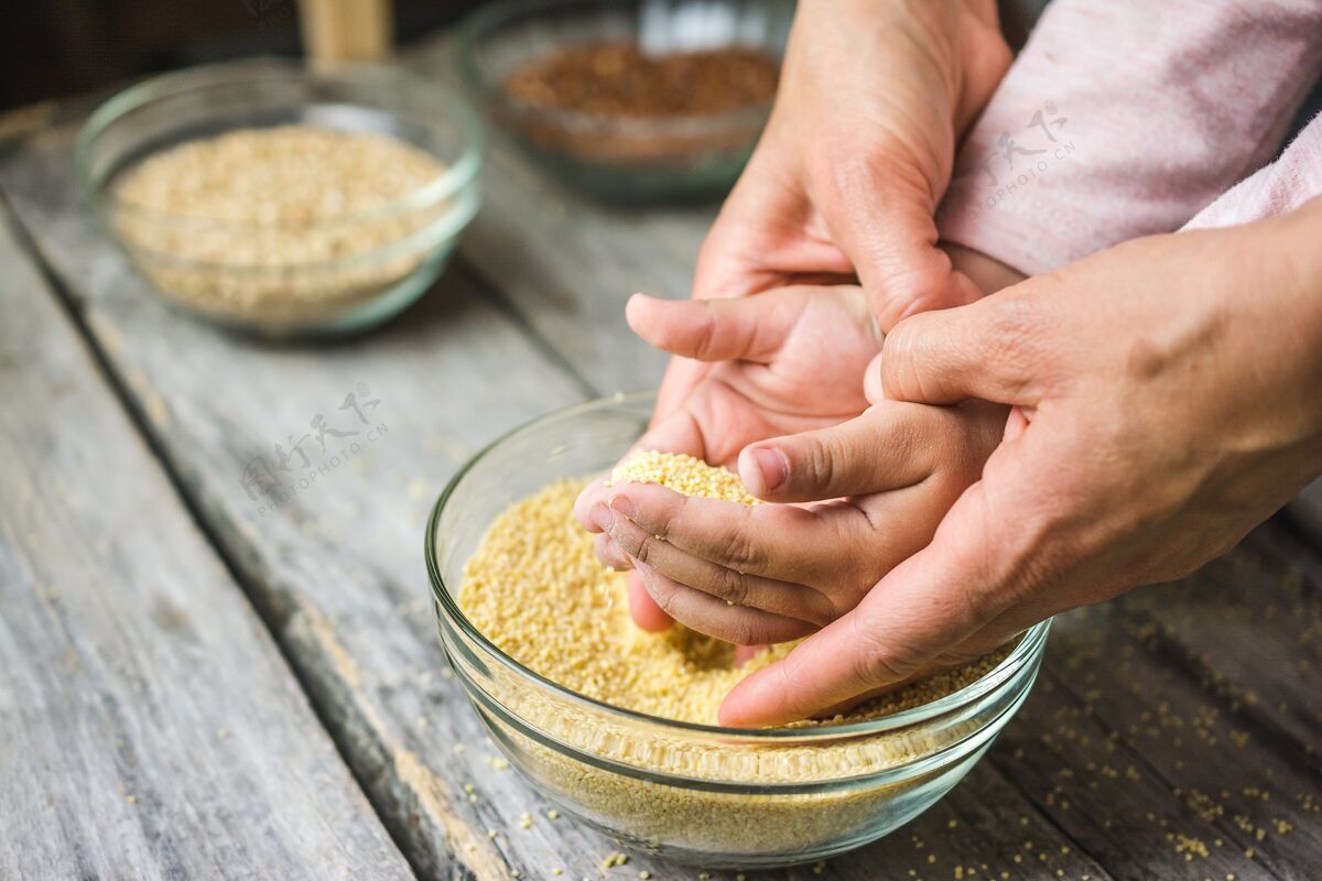 谷类特写镜头的手放在一个新鲜的整个阿玛拉特粮食碗膳食饮食大米