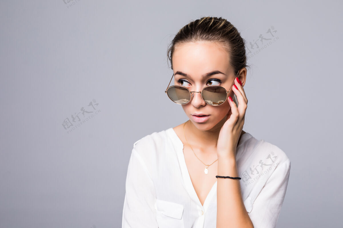 离开配饰 眼镜 时尚 人和奢侈品的概念-美丽的年轻女子在优雅的黑色太阳镜灰色墙壁女人亚洲年轻