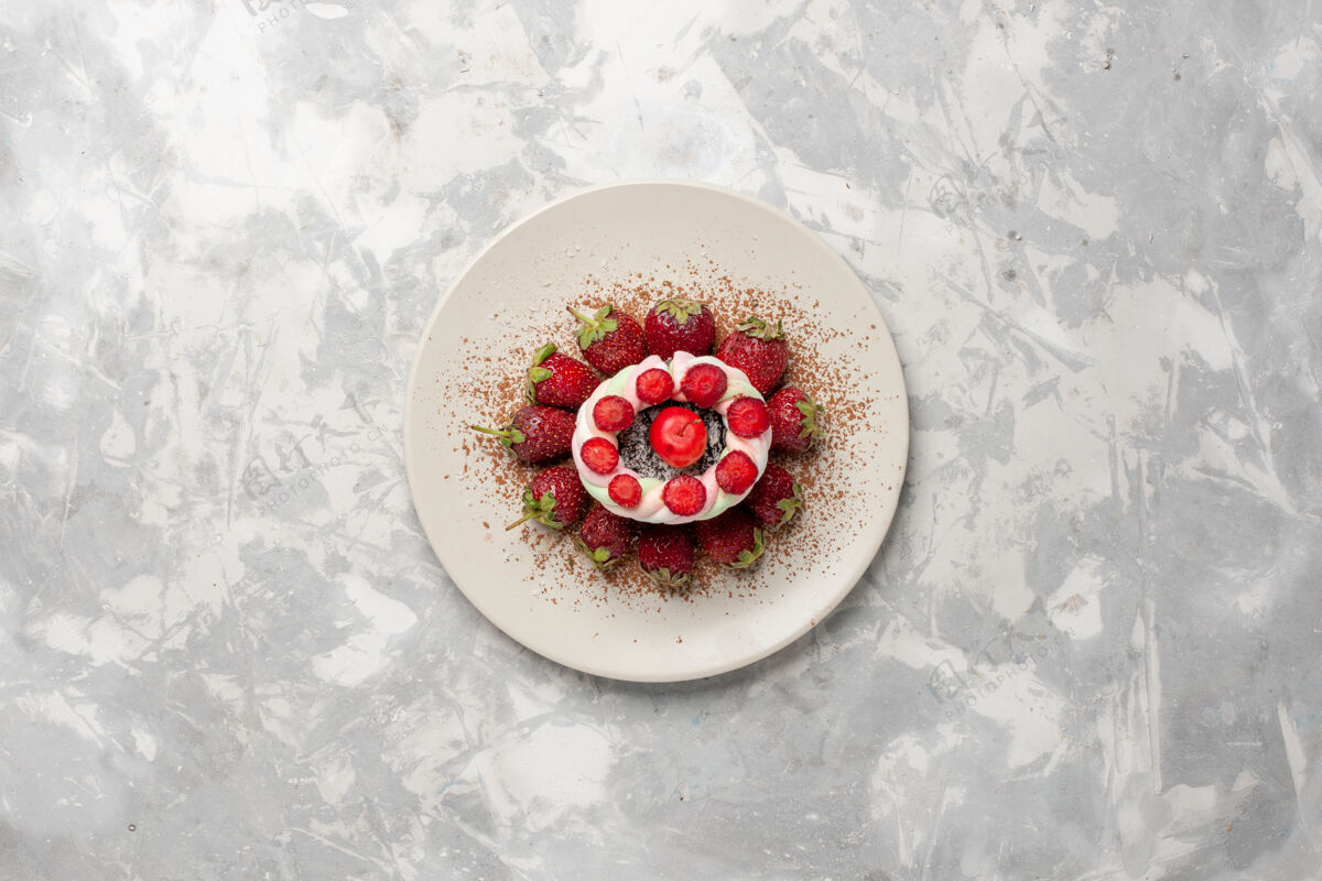 水果顶视图新鲜的红色草莓和蛋糕在一个白色的空间小吃蛋糕新鲜