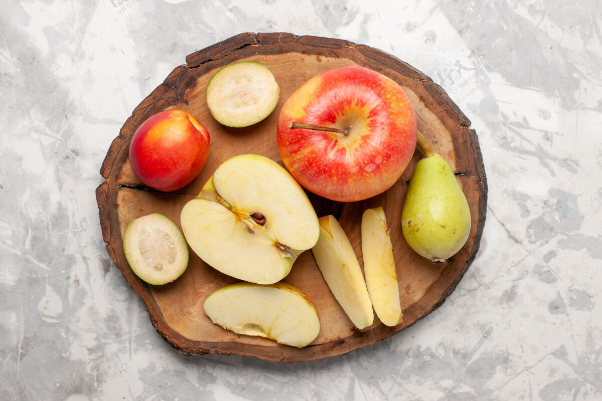 新鲜顶视图新鲜苹果和梨在白色空间健康可食用的水果树木