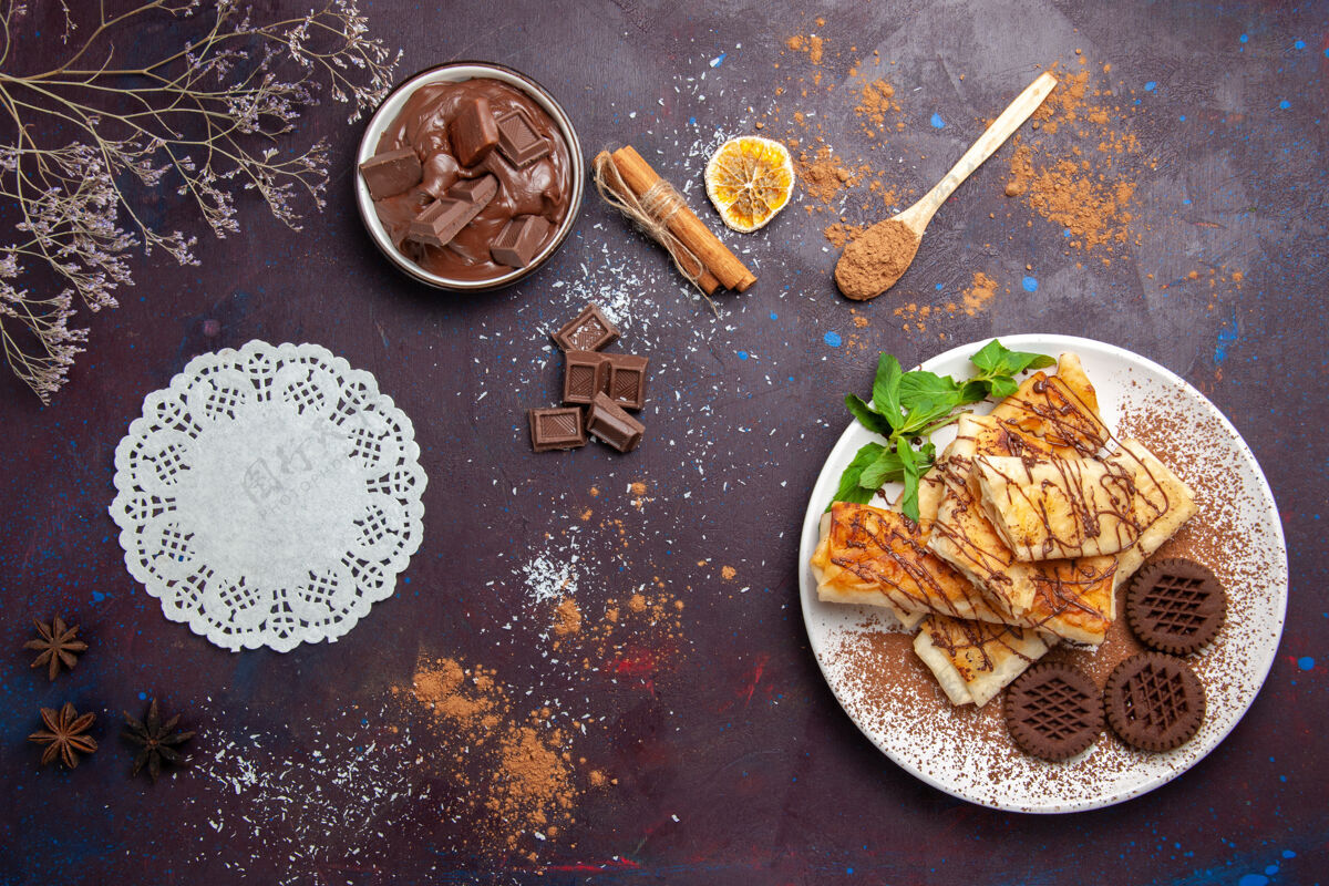 生的俯瞰美味的甜点和巧克力饼干在黑暗的地板上茶蛋糕糖饼干甜点甜点晚餐美味