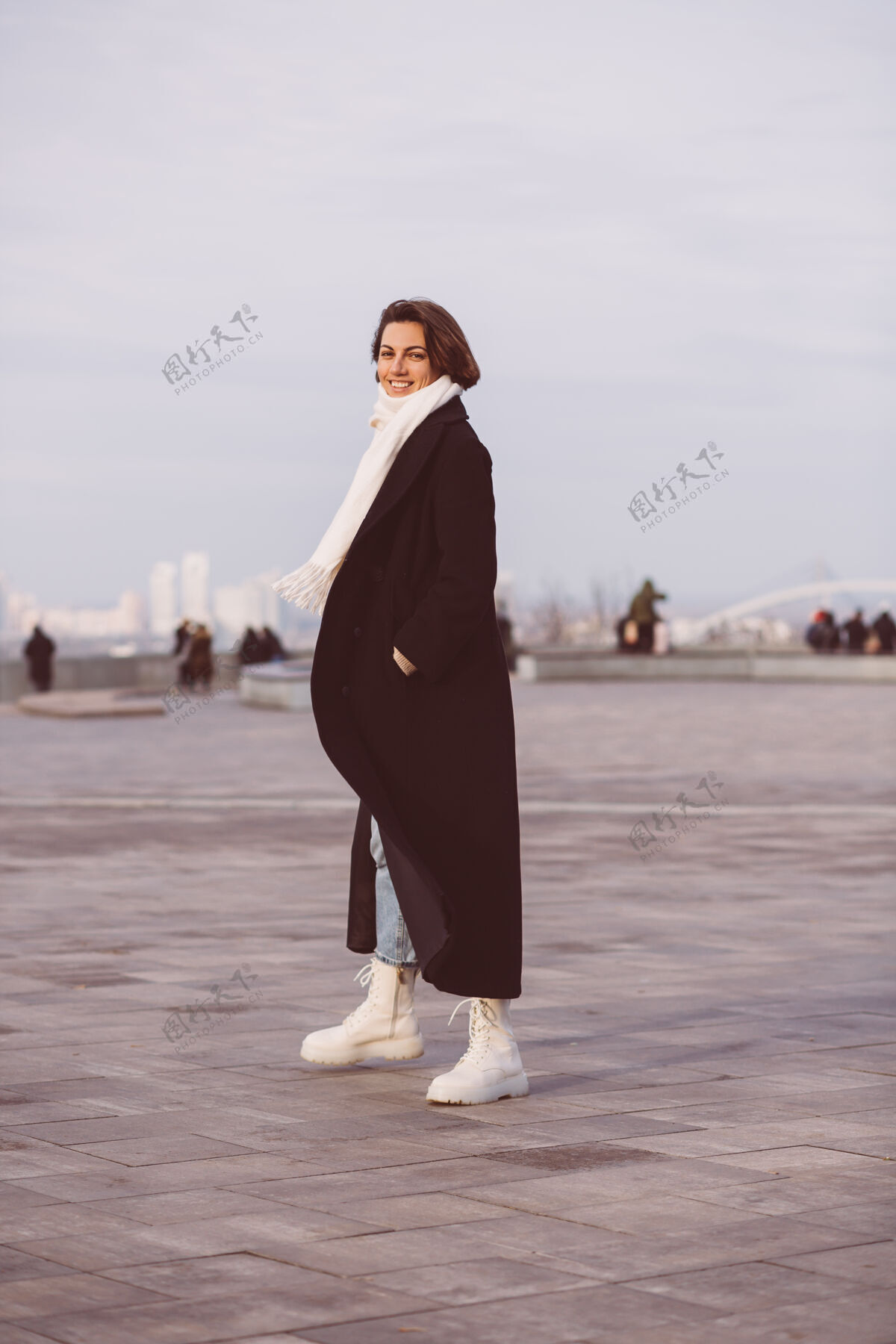 经典城市广场上穿着冬衣白围巾的女人的画像女孩秋天女性