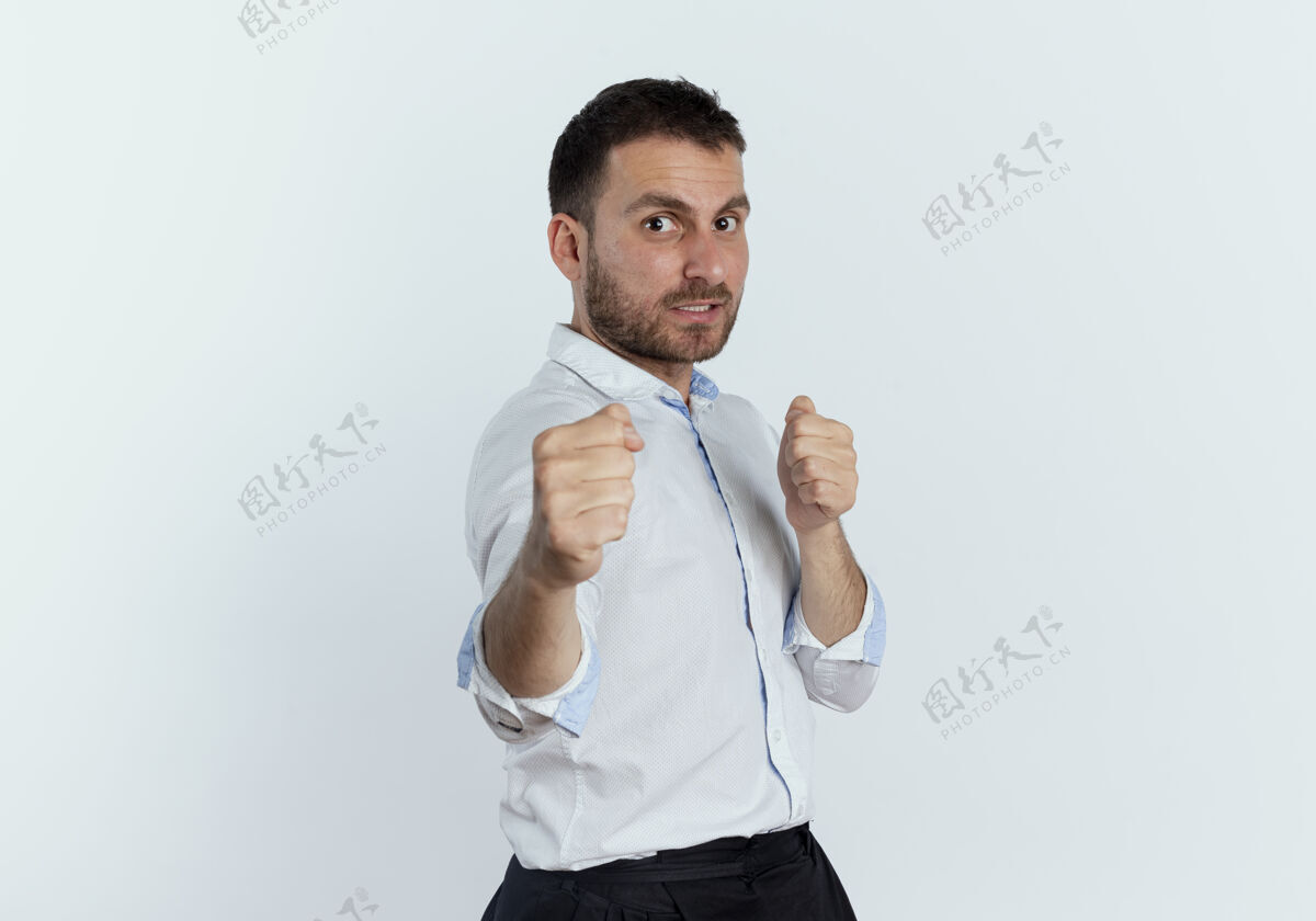 拳头自信的帅哥用拳头准备在白墙上打一拳男士优雅商务男士