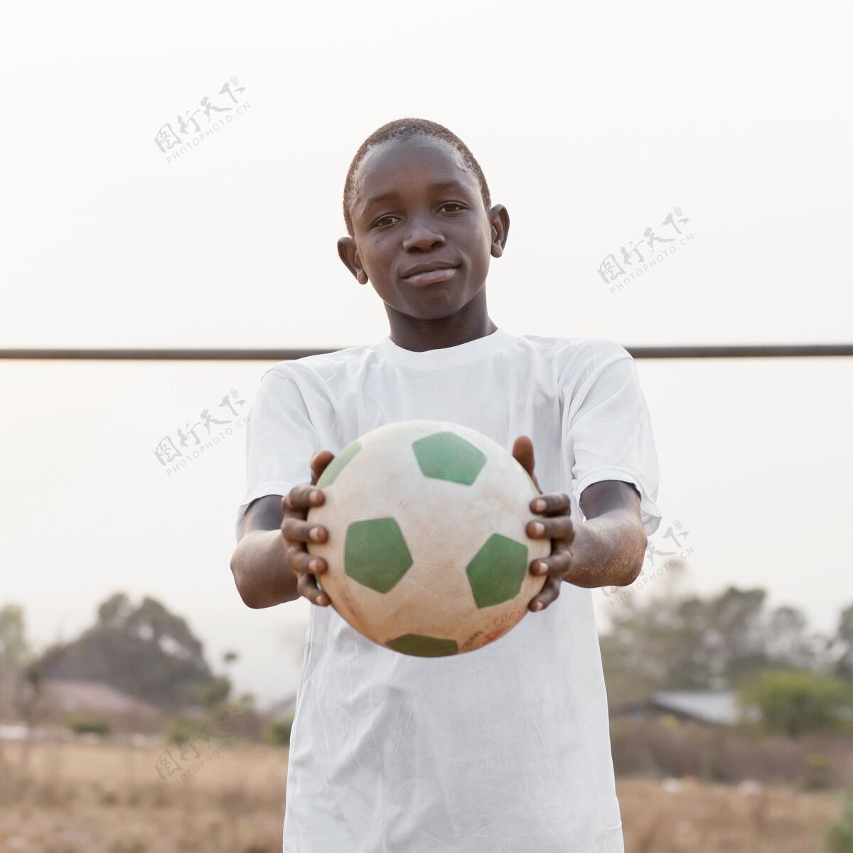 孩子一个拿着足球的非洲小孩足球比赛足球非洲