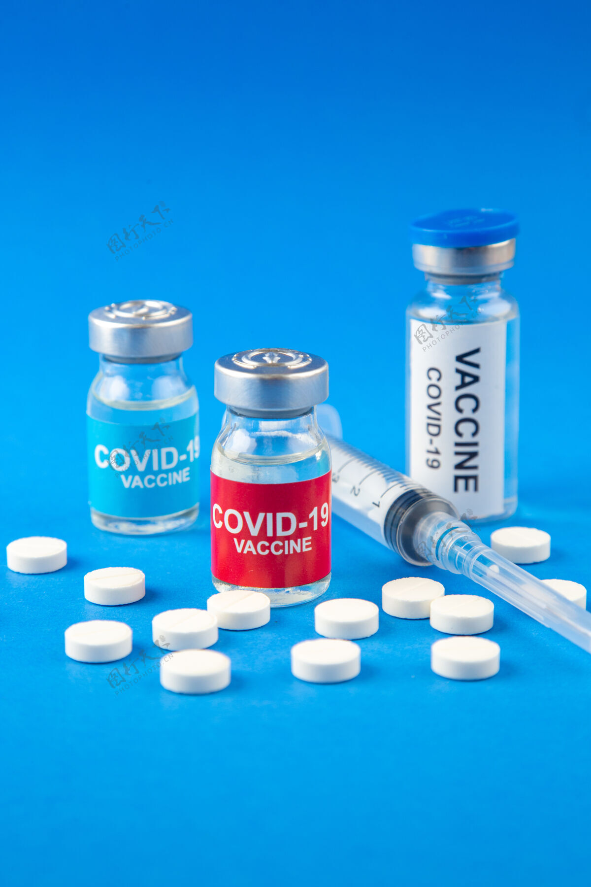 护理前近距离查看疫苗在医疗安瓿丸一次性注射器在黑暗和柔软的蓝色背景封闭深色玻璃