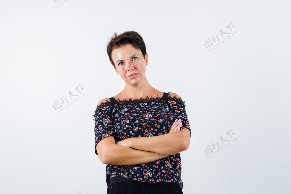 老年人成熟的女人交叉双臂站在衬衫里 看起来很自信正面视图成熟头发休闲