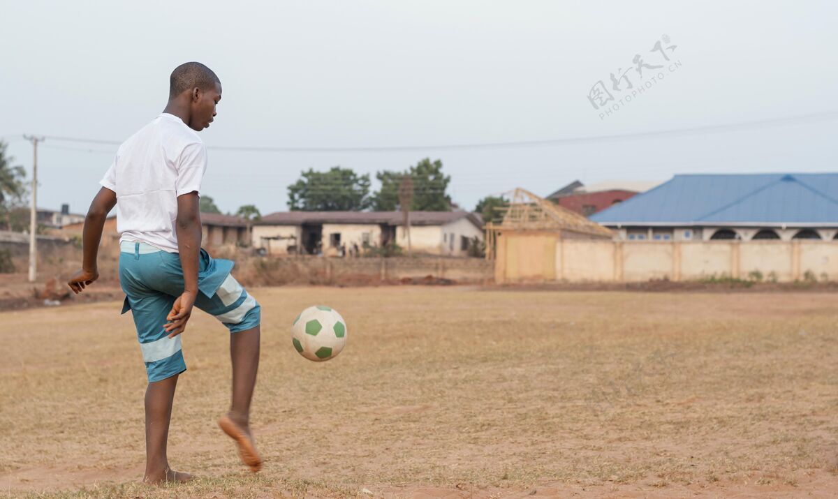 足球孩子们在踢足球足球玩非洲